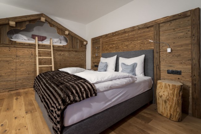 Schlafzimmer mit Doppelbett und Hochbett