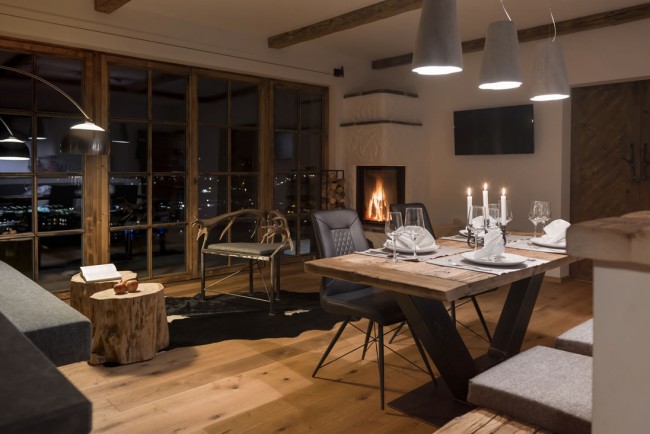 Wohnzimmer mit Glasfront, Kamin und Esstisch