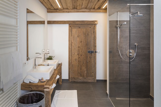 Badezimmer mit Doppelwaschbecken in Altholz