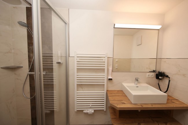 Badezimmer mit Einzelwaschbecken