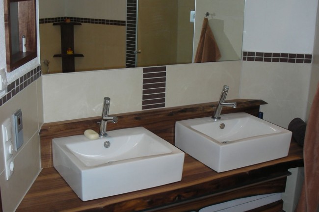 Doppelwaschbecken mit Holztisch