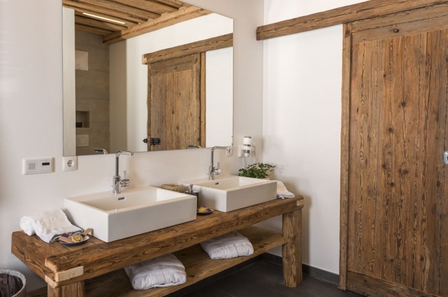 Bad mit Doppelwaschbecken in Altholz