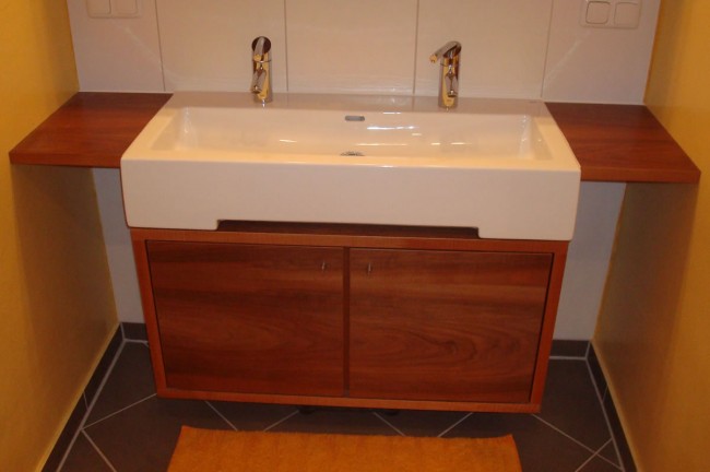 Doppelwaschbecken mit Holzwaschtisch