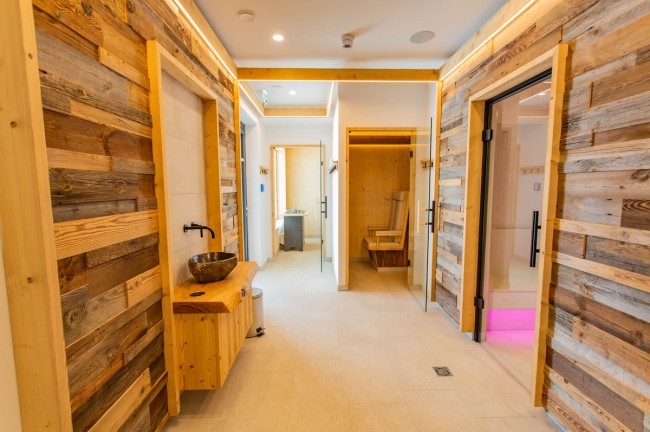 Wellnessbereich im Hotel mit Holz- & Glaselementen