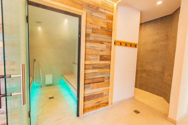 Wellnessbereich im Holz mit Holz- & Glaselementen