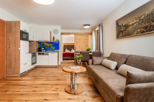 Wohnküche mit großer Couch im Aparthotel Ramsau