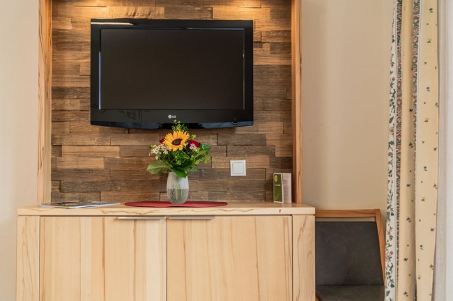 Sideboard mit Flat-TV im Aparthotel Ramsau