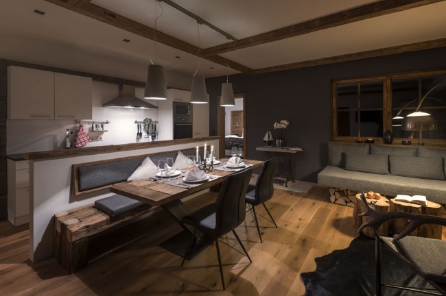 Esstisch mit Bank und Stühlen in Altholz