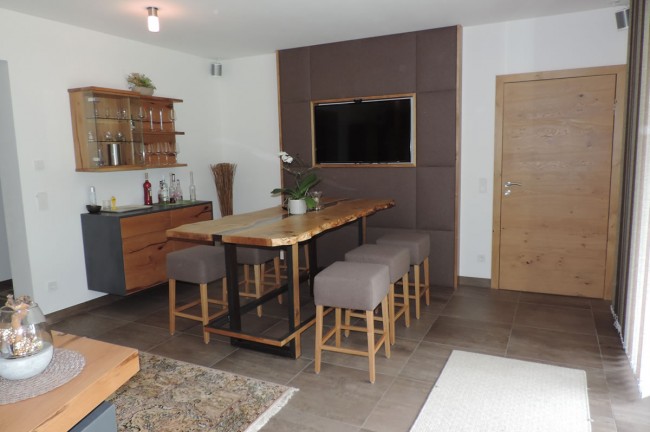 Esstisch mit beige gepolsterten Hockern