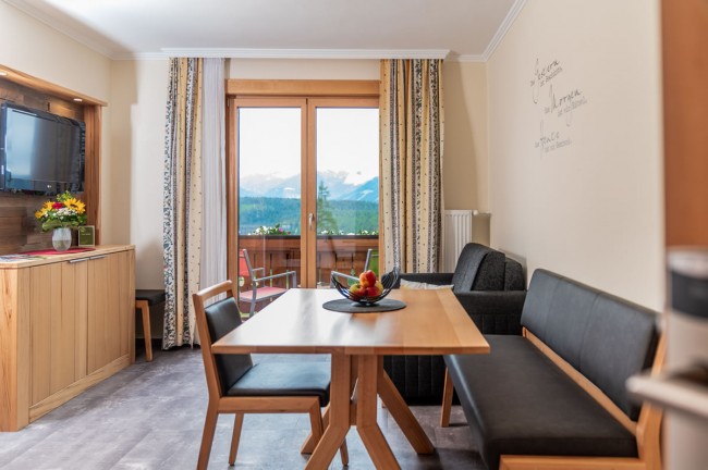 Esstisch mit langer Bank im Aparthotel Ramsau
