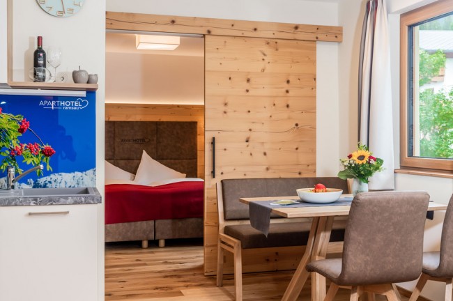 Esstisch mit braunen Stühlen im Aparthotel Ramsau
