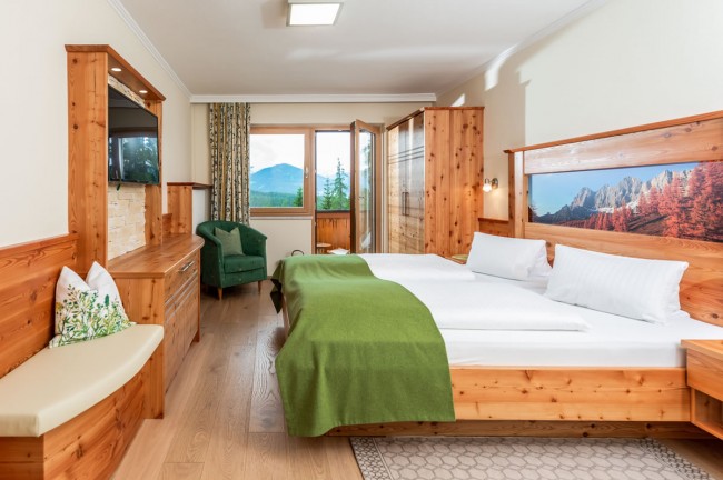 Schlafzimmer im Appartement aus Vollholz