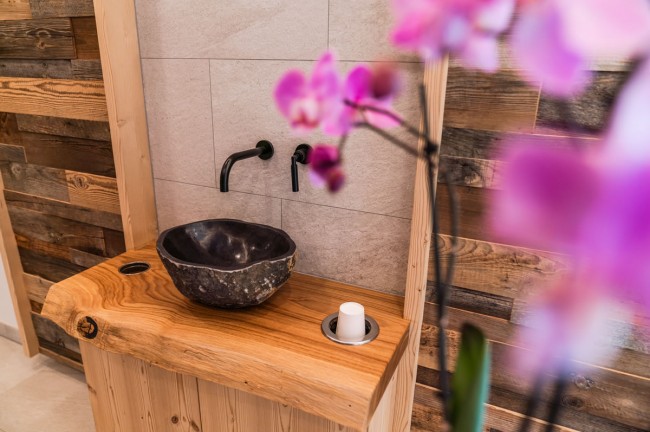 Holztisch mit Trinkbrunnen