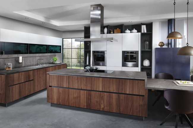 FM Küche Moorwald in Ambernuss und weiß © FM Küchen