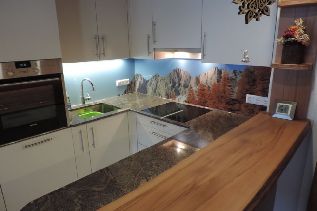 Küche U-Form mit Bar und Fototapete als Hintergrund