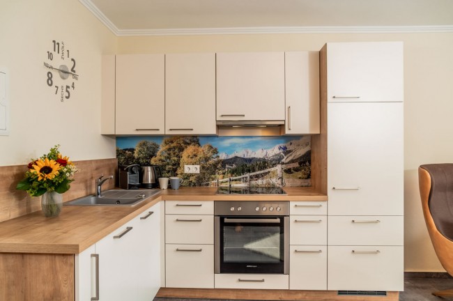 Küchenecke mit weißer Front im Aparthotel Ramsau