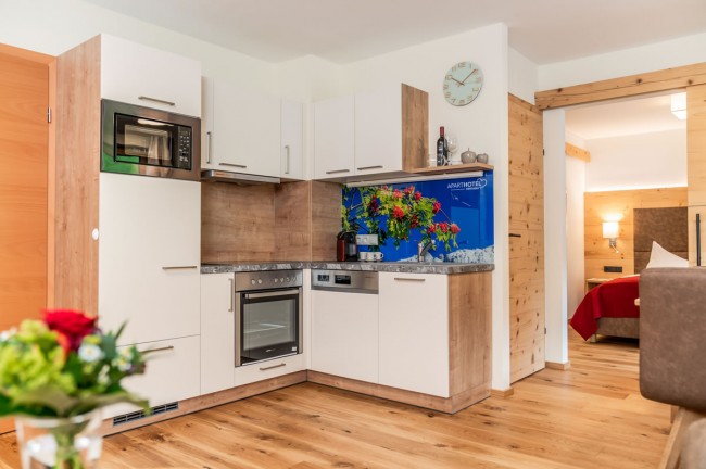 Küchenecke mit weißer Front im Aparthotel Ramsau