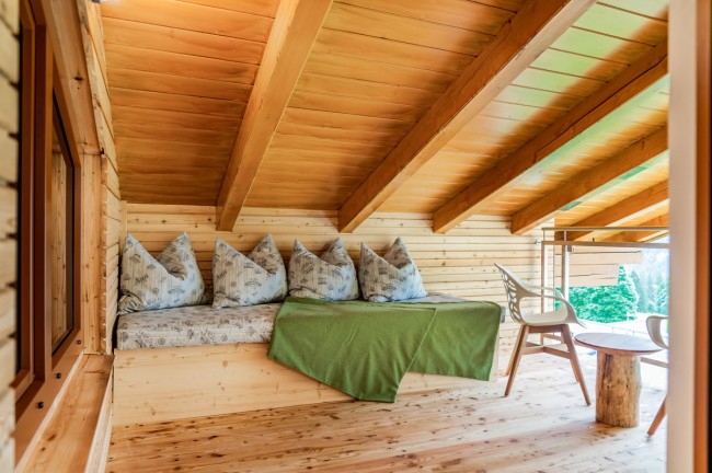 Wohnbereich mit Mansarde und Holzvertäfelung