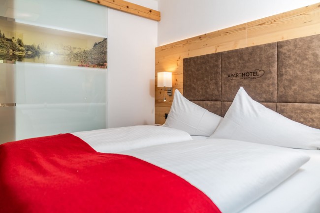 Doppelbett mit Kopfteil aus Loden und Holz