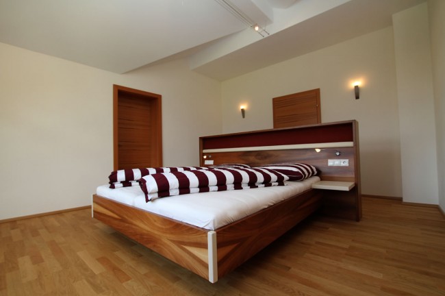 Schlafzimmer mit Doppelbett