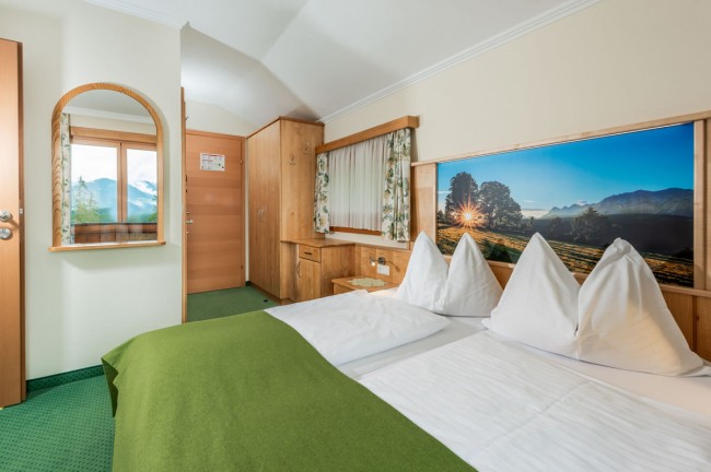 Schlafzimmer mit Fotowand als Kopfteil