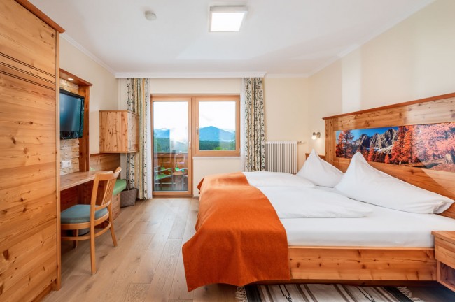 Schlafzimmer mit Kasten aus Vollholz