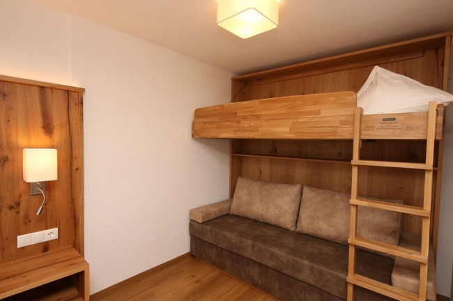 Stockbetten mit Holzrückwand und Leiter