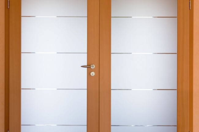 Holztür mit Glaseinsatz